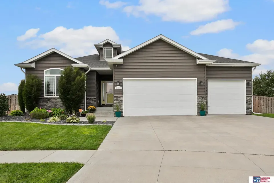 5 Bed 3 Bath Established Contemporary Home in Lincoln, NE