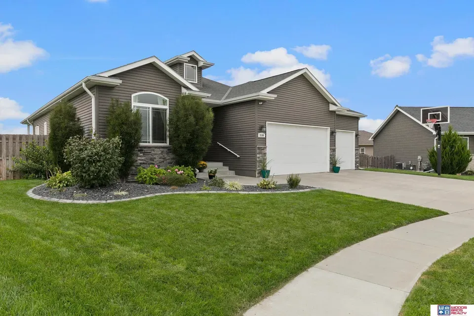 5 Bed 3 Bath Established Contemporary Home in Lincoln, NE - 2