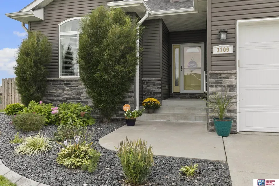 5 Bed 3 Bath Established Contemporary Home in Lincoln, NE - 3