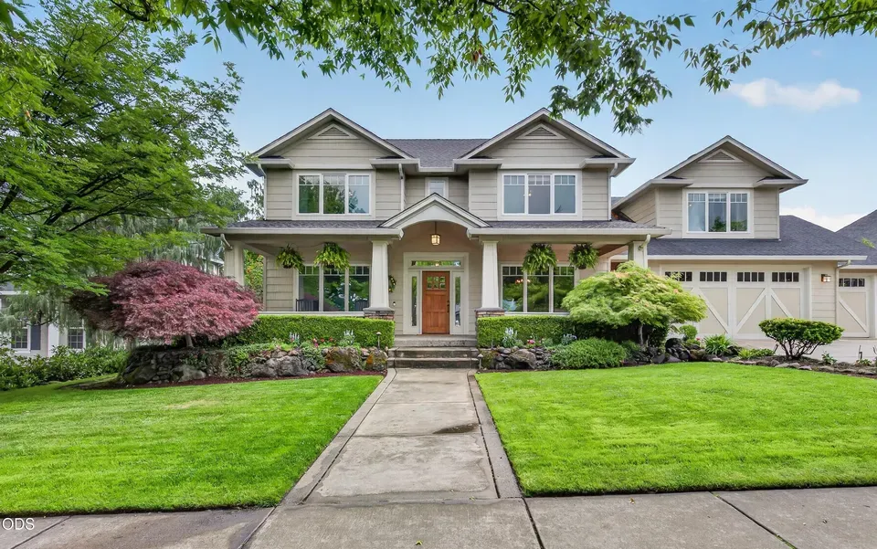 5 Bed 3 Bath Established Contemporary Home in Medford, OR