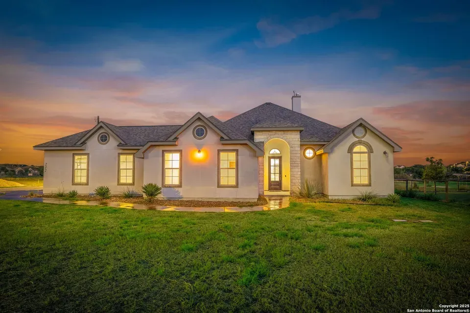 5 Bed 3 Bath Established Contemporary Home in New Braunfels, TX - 2