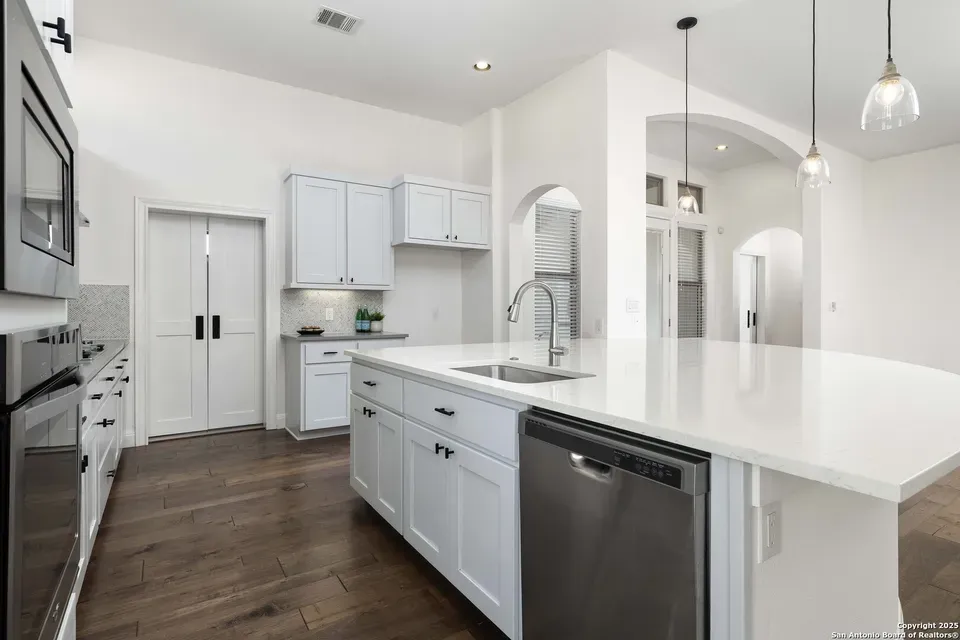 5 Bed 3 Bath Established Contemporary Home in New Braunfels, TX - 5
