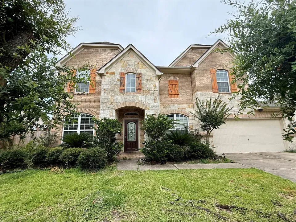5 Bed 3 Bath Established Contemporary Home in Pearland, TX - 1