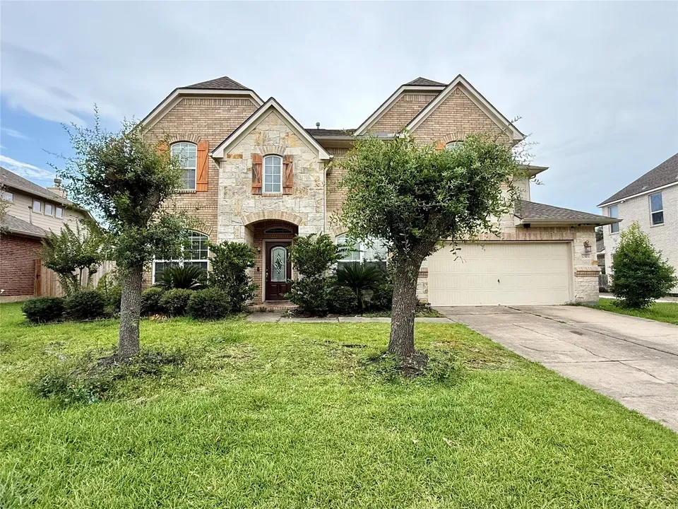5 Bed 3 Bath Established Contemporary Home in Pearland, TX - 2