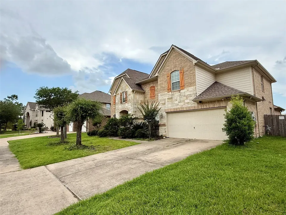 5 Bed 3 Bath Established Contemporary Home in Pearland, TX - 3
