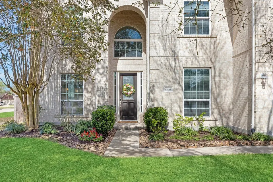 5 Bed 3 Bath Established Contemporary Home in Pearland, TX - 2
