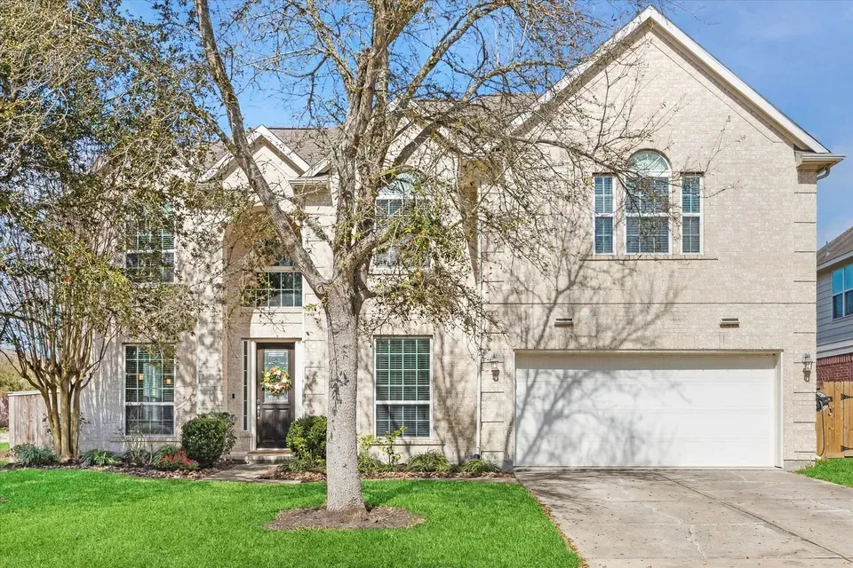 5 Bed 3 Bath Established Contemporary Home in Pearland, TX - 3