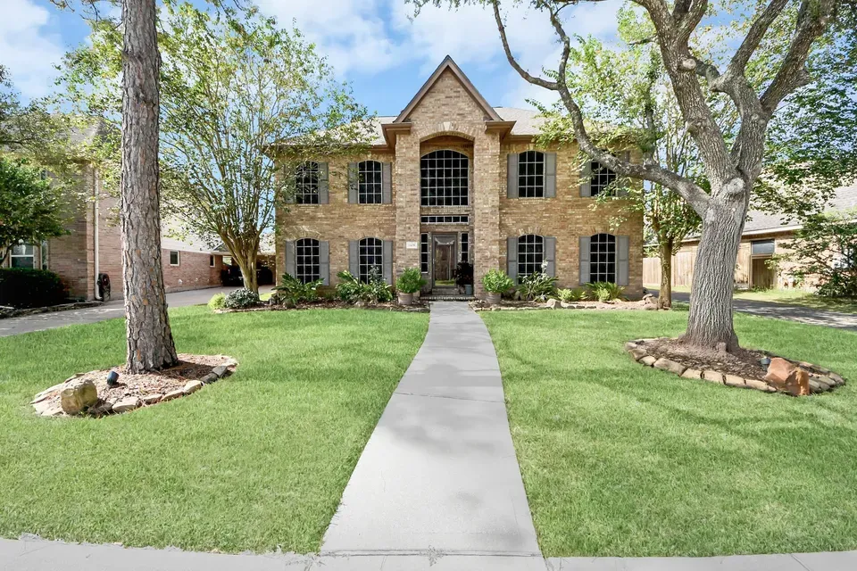 5 Bed 3 Bath Established Contemporary Home in Pearland, TX