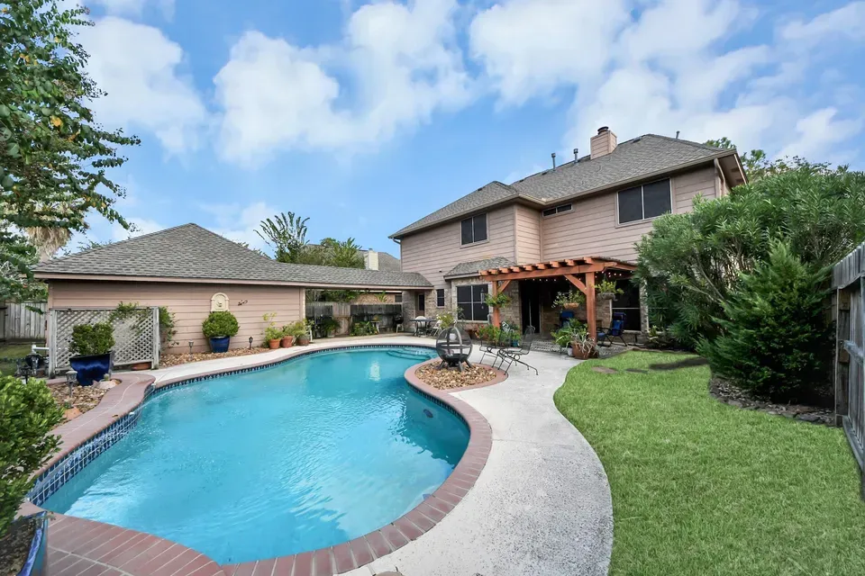 5 Bed 3 Bath Established Contemporary Home in Pearland, TX - 2