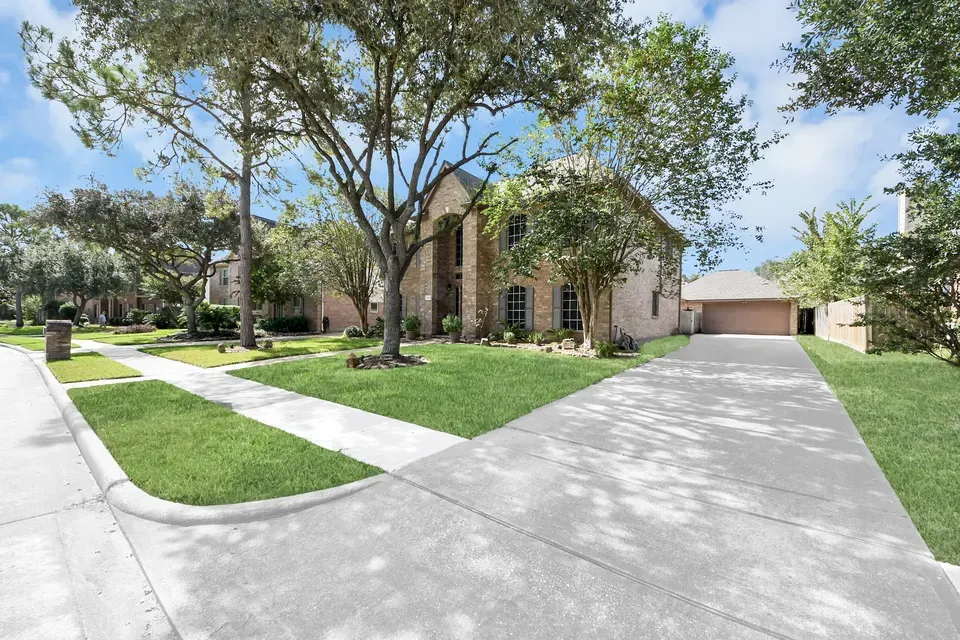 5 Bed 3 Bath Established Contemporary Home in Pearland, TX - 3
