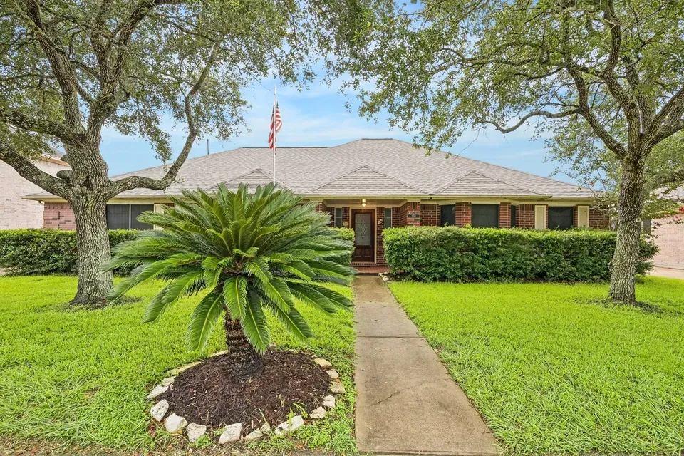5 Bed 3 Bath Established Contemporary Home in Pearland, TX - 1
