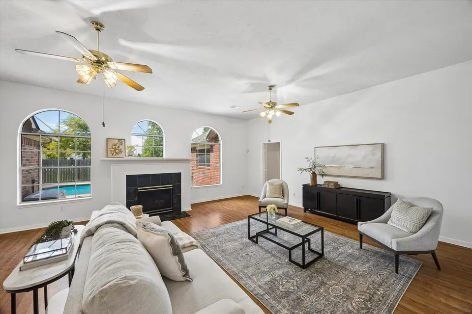 5 Bed 3 Bath Established Contemporary Home in Pearland, TX - 4