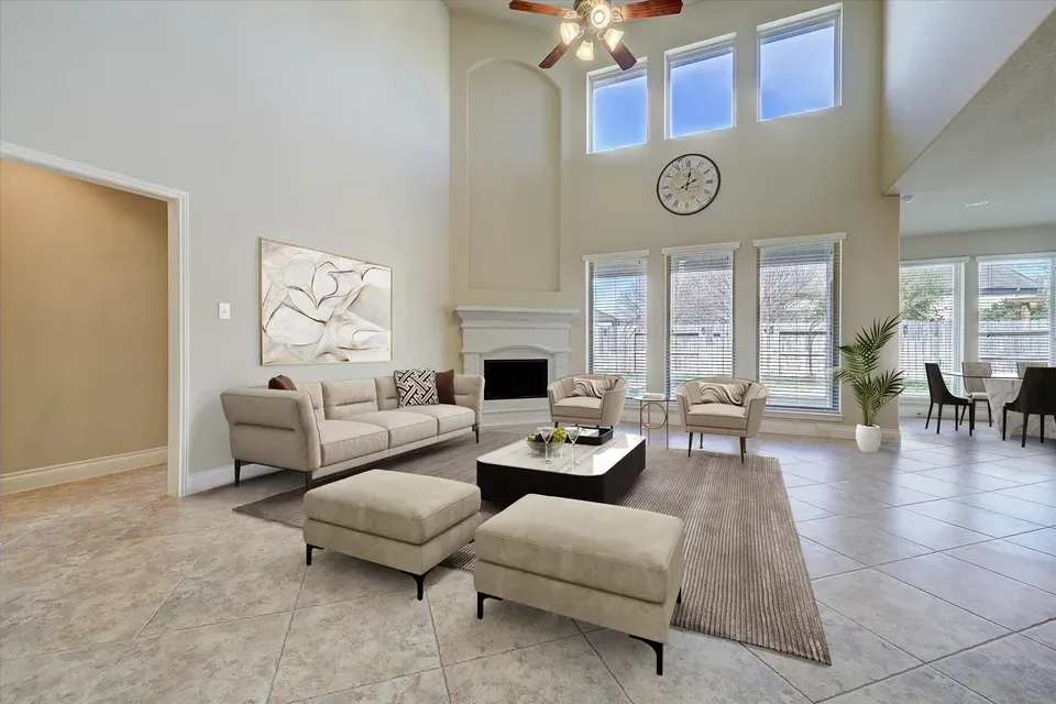 5 Bed 3 Bath Established Contemporary Home in Pearland, TX - 2