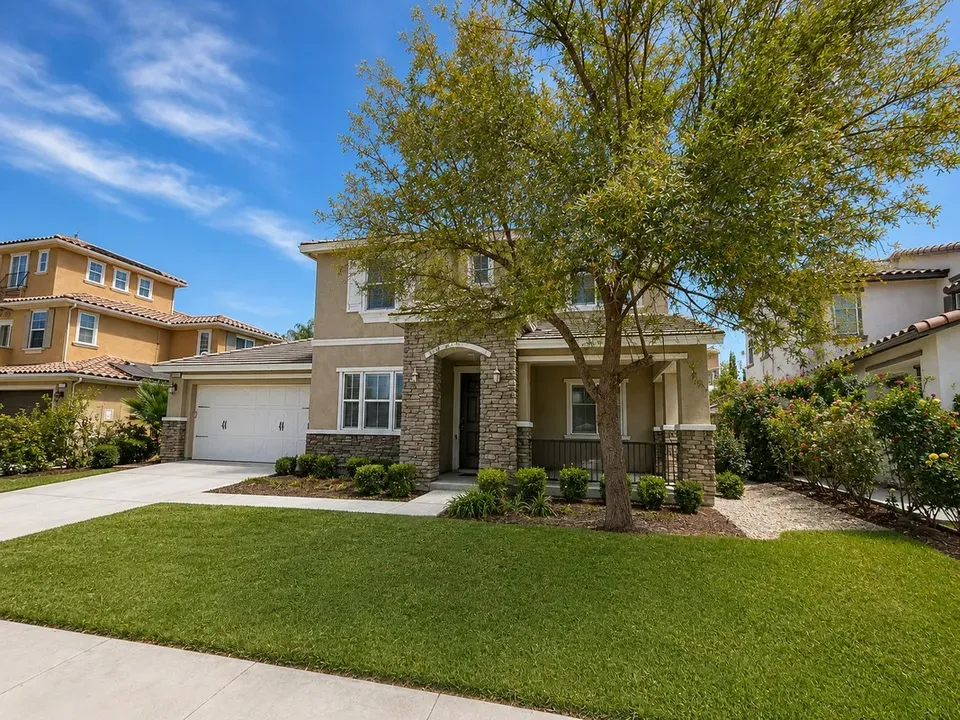 5 Bed 3 Bath Established Contemporary Home in Temecula, CA - 2