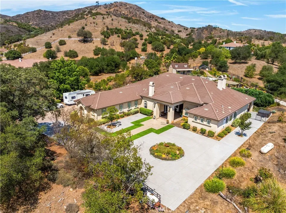 5 Bed 3 Bath Established Contemporary Home in Temecula, CA