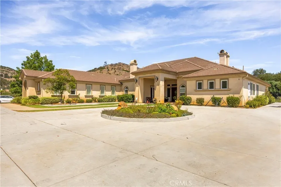 5 Bed 3 Bath Established Contemporary Home in Temecula, CA - 2