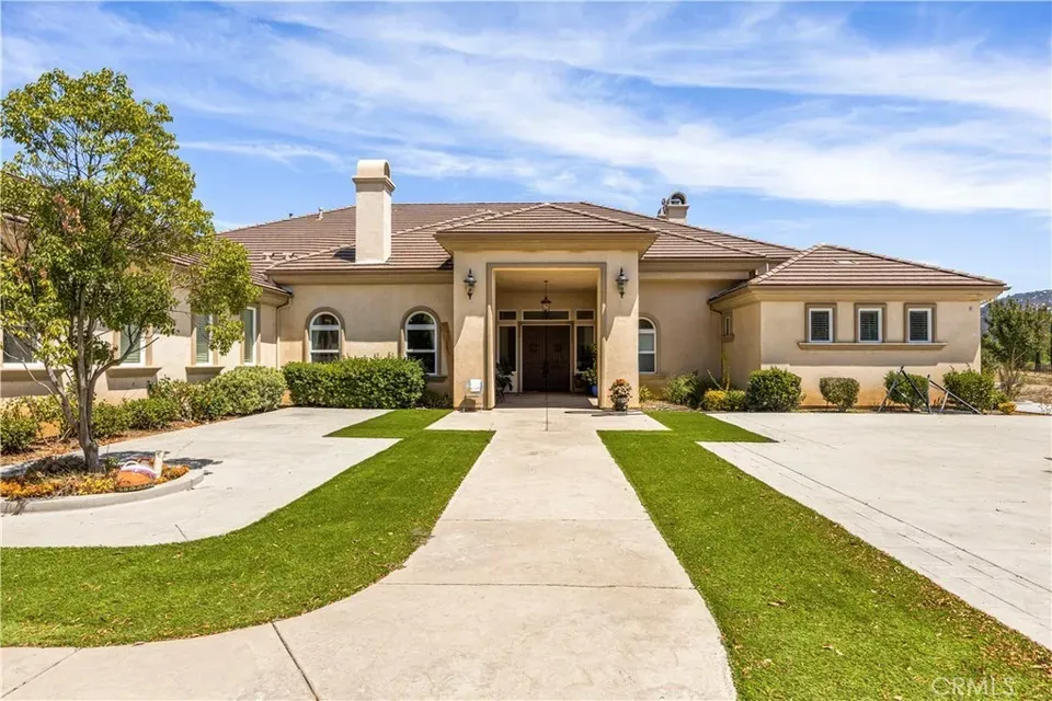 5 Bed 3 Bath Established Contemporary Home in Temecula, CA - 3