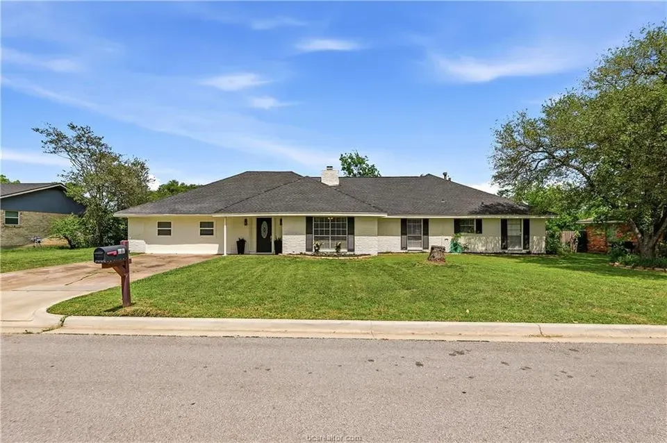 5 Bed 3 Bath Established Mid-Century Residence in College Station, TX