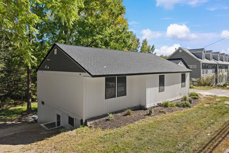5 Bed 3 Bath Established Mid-Century Residence in Manchester, NH - 3