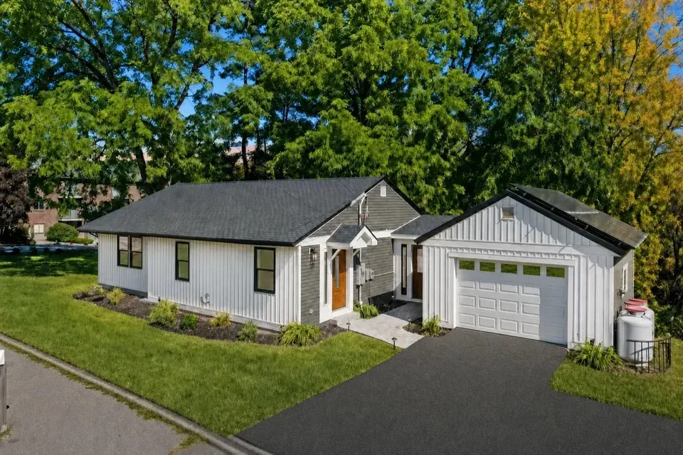 5 Bed 3 Bath Established Mid-Century Residence in Manchester, NH - 4