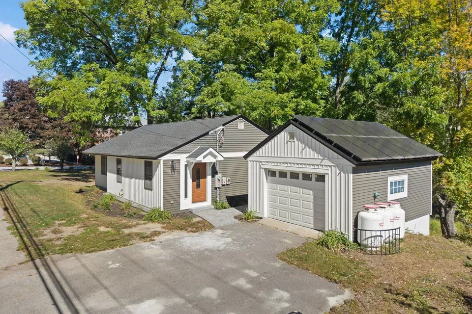 5 Bed 3 Bath Established Mid-Century Residence in Manchester, NH - 5