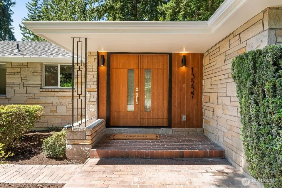 5 Bed 3 Bath Established Mid-Century Residence in Seattle, WA - 1