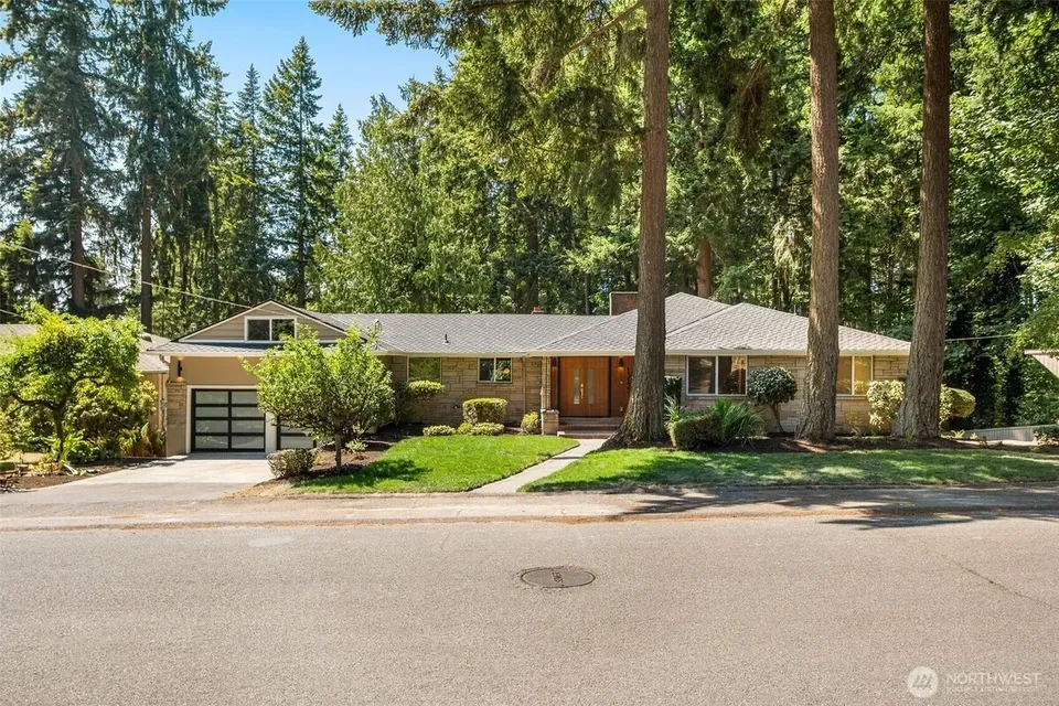 5 Bed 3 Bath Established Mid-Century Residence in Seattle, WA - 2