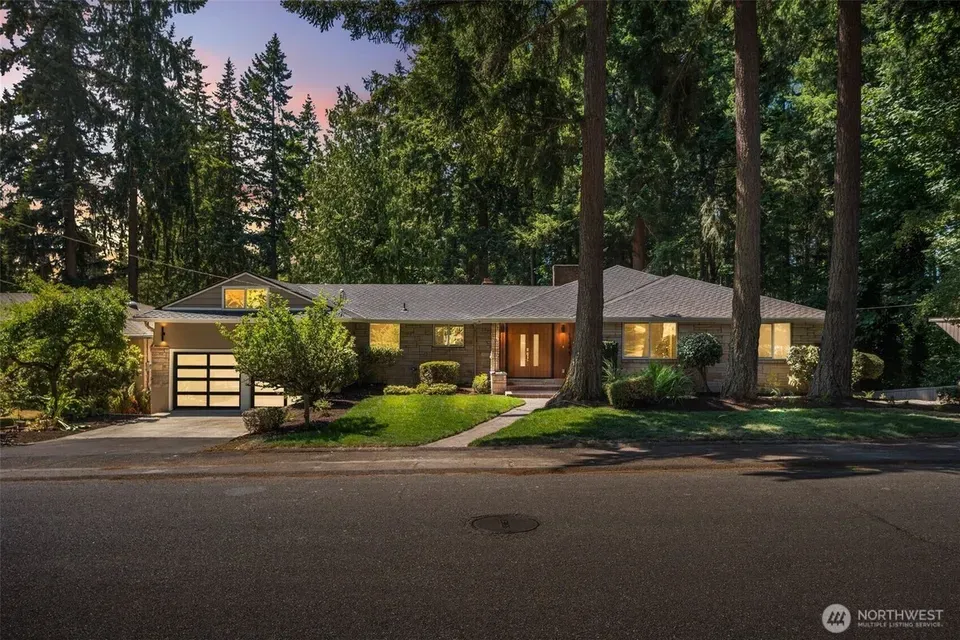 5 Bed 3 Bath Established Mid-Century Residence in Seattle, WA - 3
