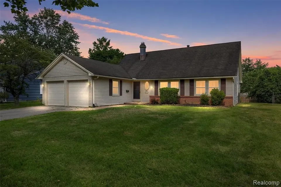 5 Bed 3 Bath Established Mid-Century Residence in Troy, MI - 1
