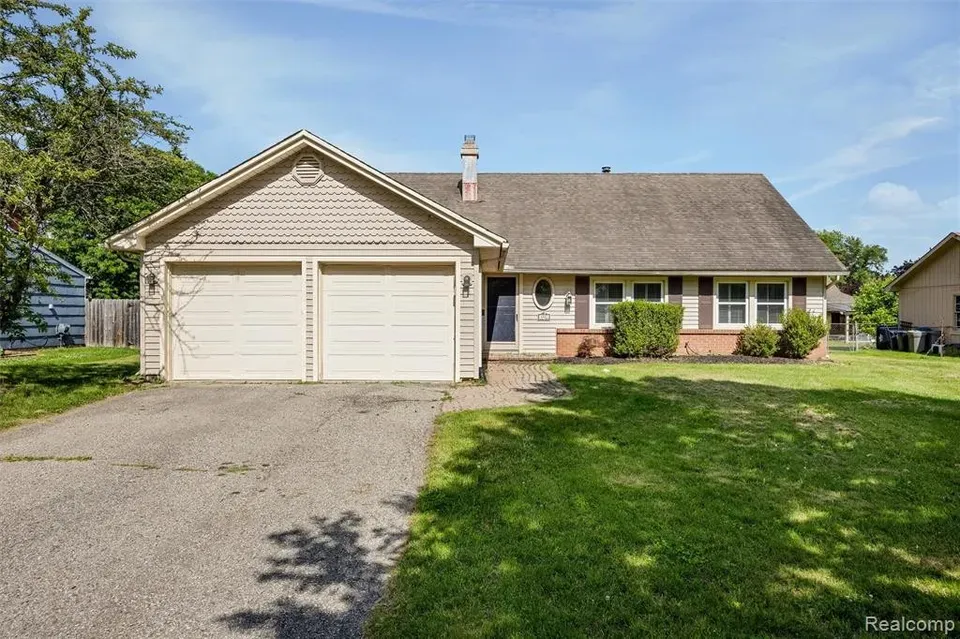 5 Bed 3 Bath Established Mid-Century Residence in Troy, MI - 2