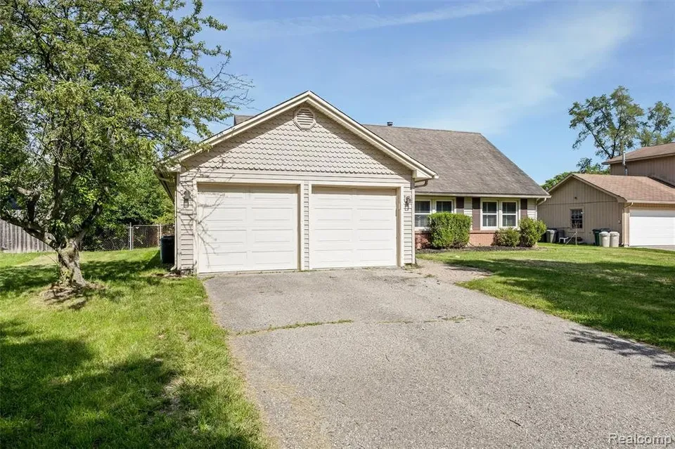 5 Bed 3 Bath Established Mid-Century Residence in Troy, MI - 3