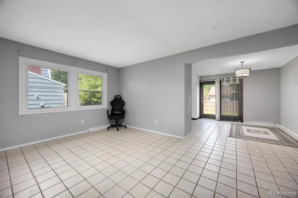 5 Bed 3 Bath Established Mid-Century Residence in Troy, MI - 5