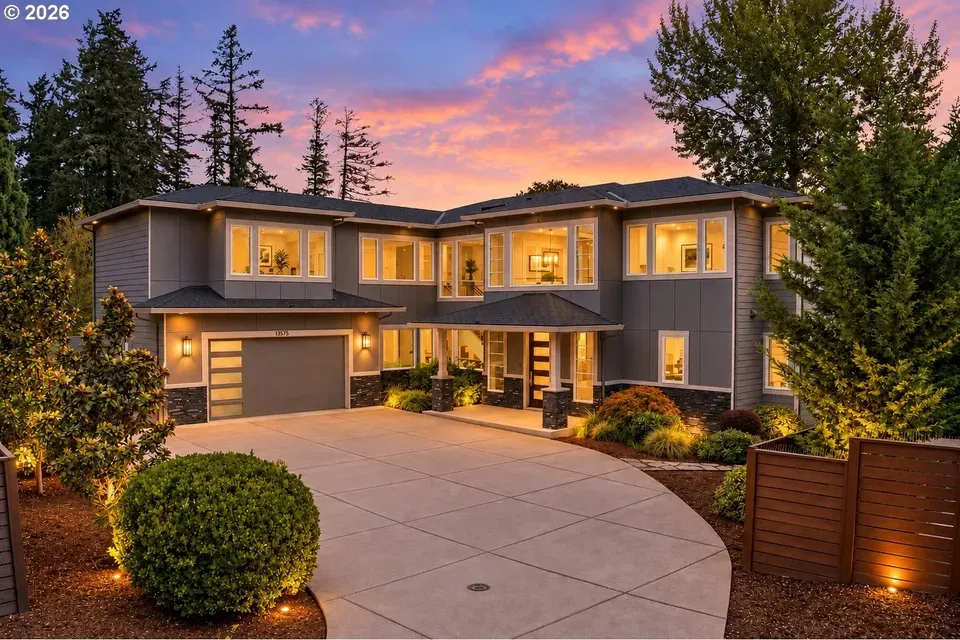 5 Bed 3 Bath Modern Contemporary Residence in Beaverton, OR