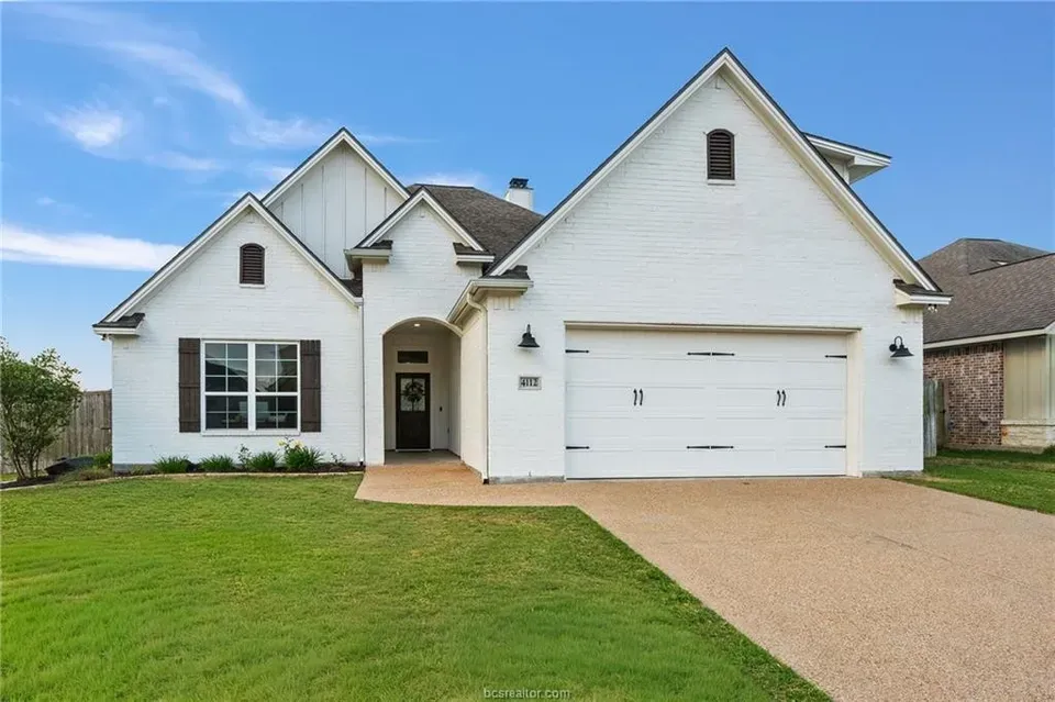 5 Bed 3 Bath Modern Contemporary Residence in College Station, TX