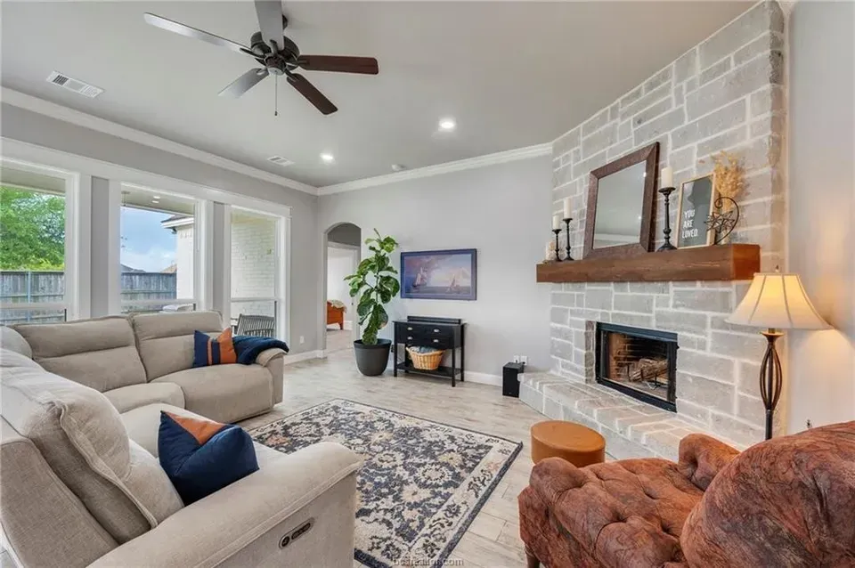 5 Bed 3 Bath Modern Contemporary Residence in College Station, TX - 2
