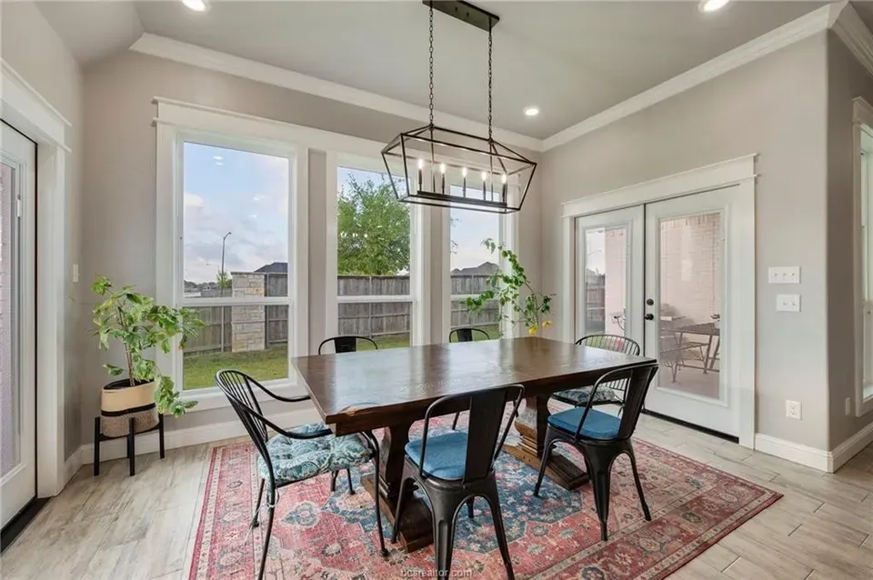 5 Bed 3 Bath Modern Contemporary Residence in College Station, TX - 3