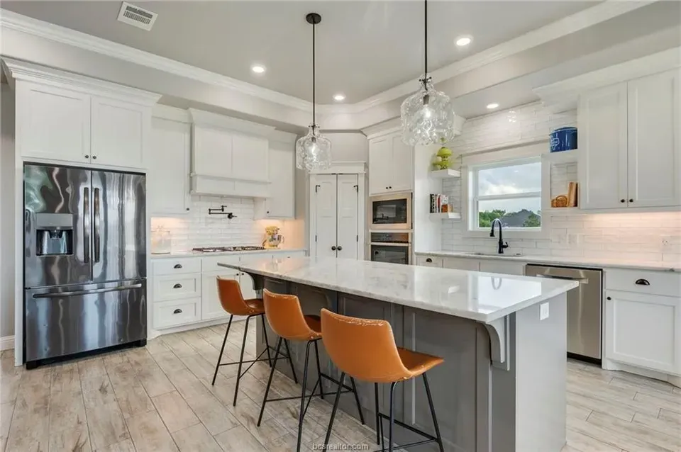 5 Bed 3 Bath Modern Contemporary Residence in College Station, TX - 4