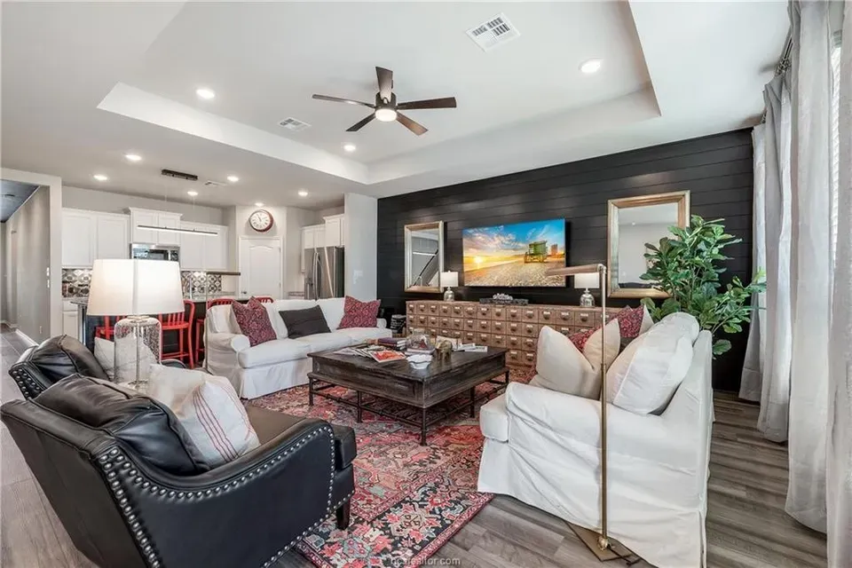 5 Bed 3 Bath Modern Contemporary Residence in College Station, TX - 2