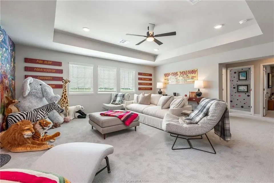 5 Bed 3 Bath Modern Contemporary Residence in College Station, TX - 3