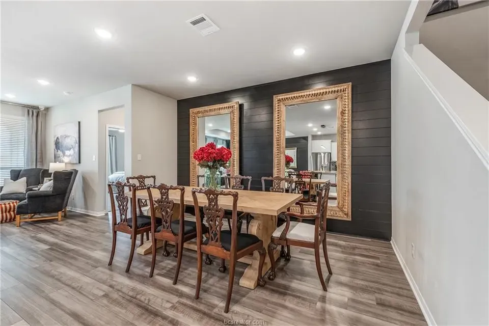 5 Bed 3 Bath Modern Contemporary Residence in College Station, TX - 4