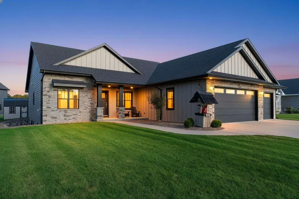 5 Bed 3 Bath Modern Contemporary Residence in Green Bay, WI - 1
