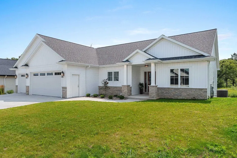 5 Bed 3 Bath Modern Contemporary Residence in Green Bay, WI - 2