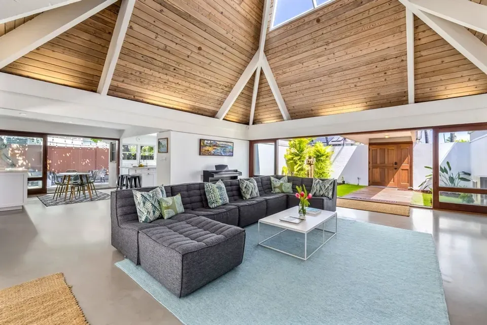 5 Bed 3 Bath Modern Contemporary Residence in Kailua, HI