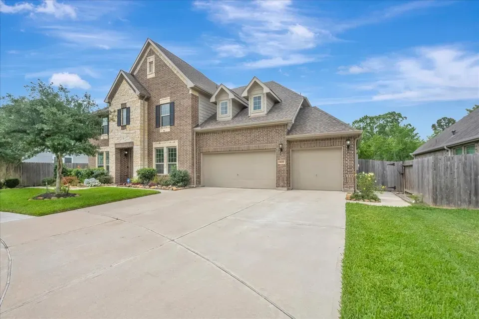 5 Bed 3 Bath Modern Contemporary Residence in Pearland, TX - 2