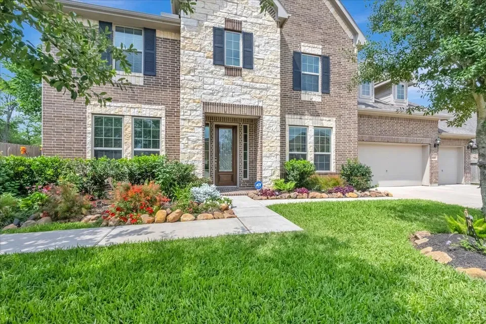 5 Bed 3 Bath Modern Contemporary Residence in Pearland, TX - 3