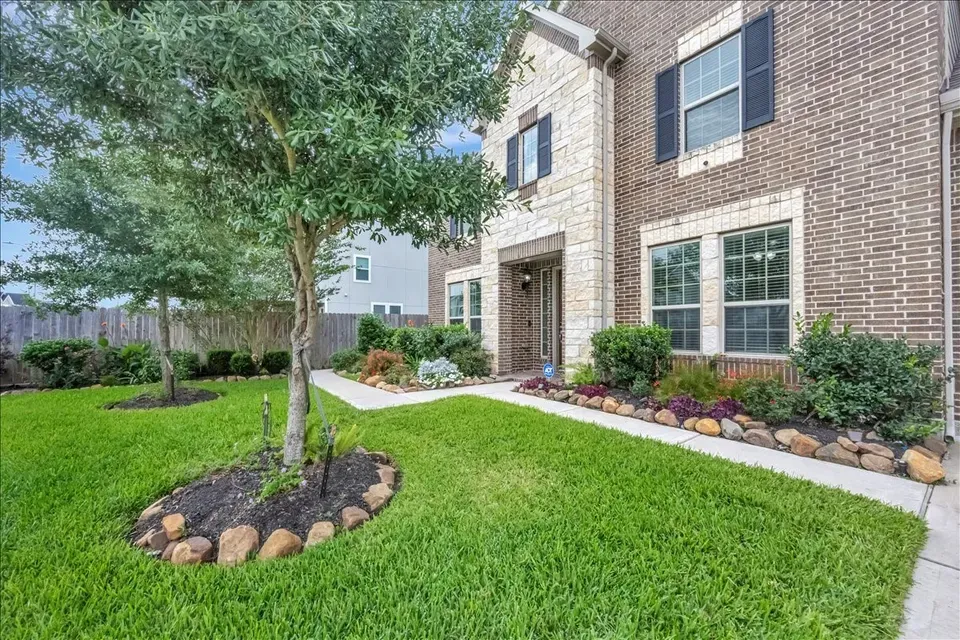 5 Bed 3 Bath Modern Contemporary Residence in Pearland, TX - 4