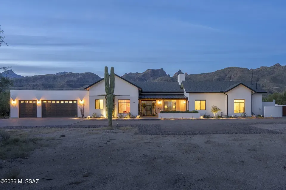 5 Bed 3 Bath Modern Contemporary Residence in Tucson, AZ - 1