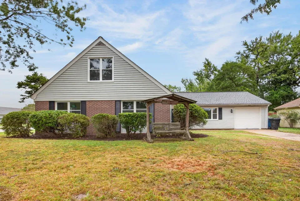 5 Bed 3 Bath Modern Contemporary Residence in Virginia Beach, VA