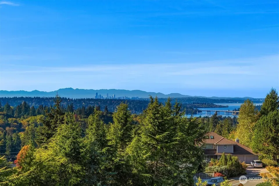 5 Bed 3 Bath Traditional Suburban Family Home in Bellevue, WA