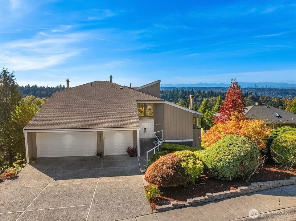 5 Bed 3 Bath Traditional Suburban Family Home in Bellevue, WA - 3